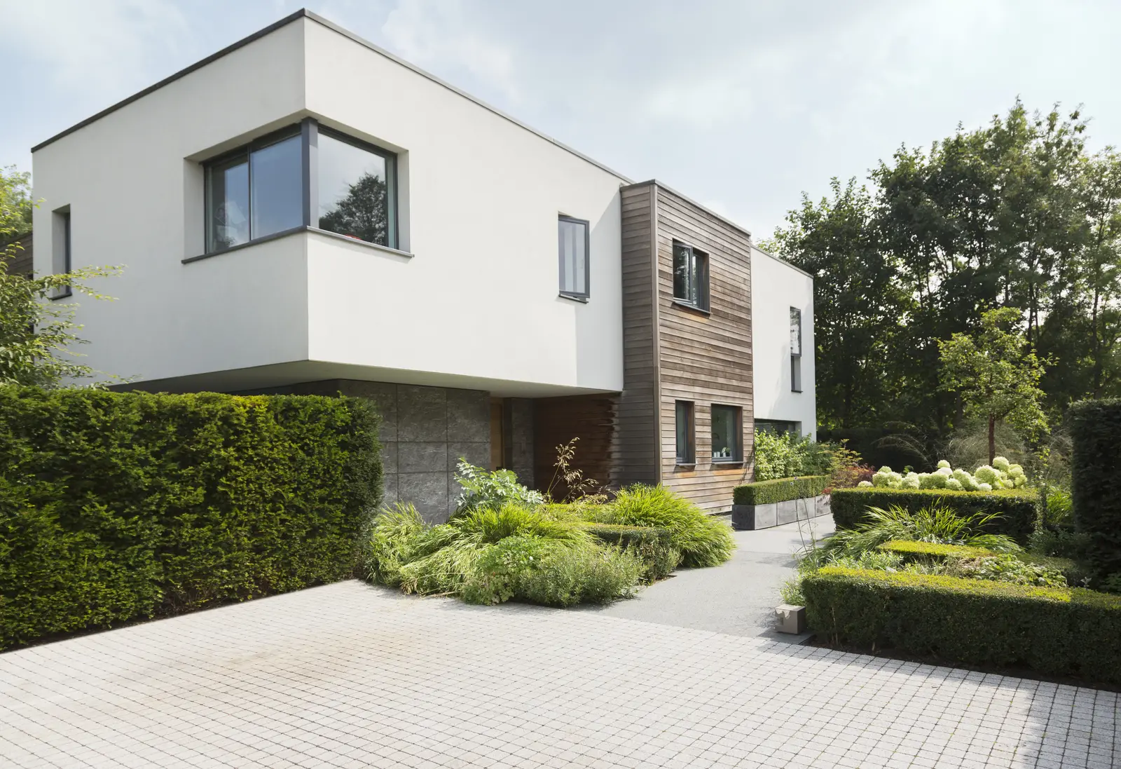 Maison contemporaine aux lignes épurées, gérée par Enila’s Prestige, conciergerie haut de gamme dédiée aux propriétaires